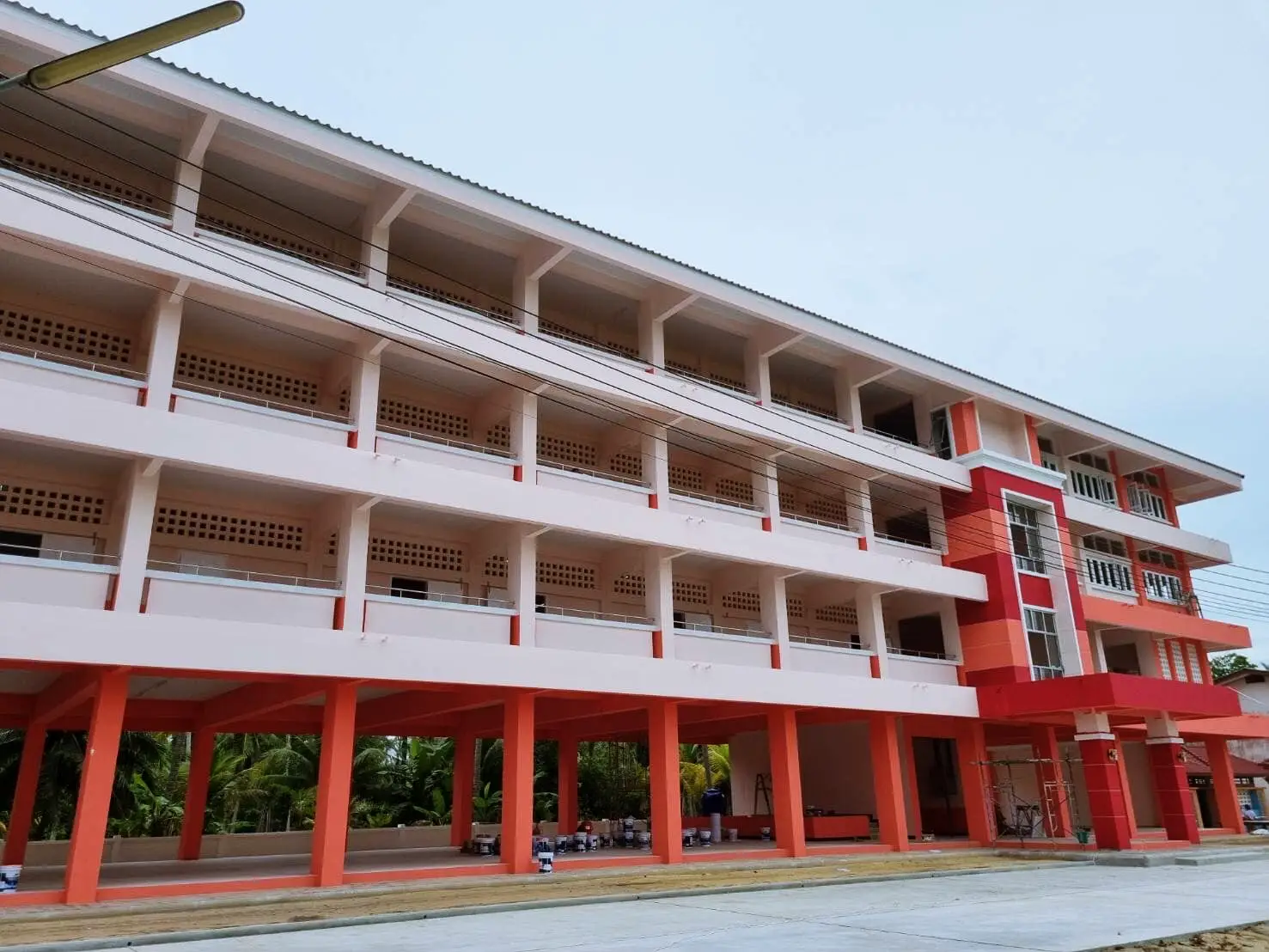 งานติดตั้งประตูสแตนเลสสำหรับอาคารโรงเรียน ออกแบบโดยบ้านบัวยะลา
